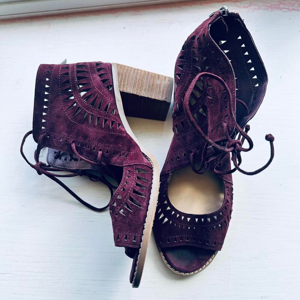 Vince Camuto size 9 burgundy Heels with ties‎